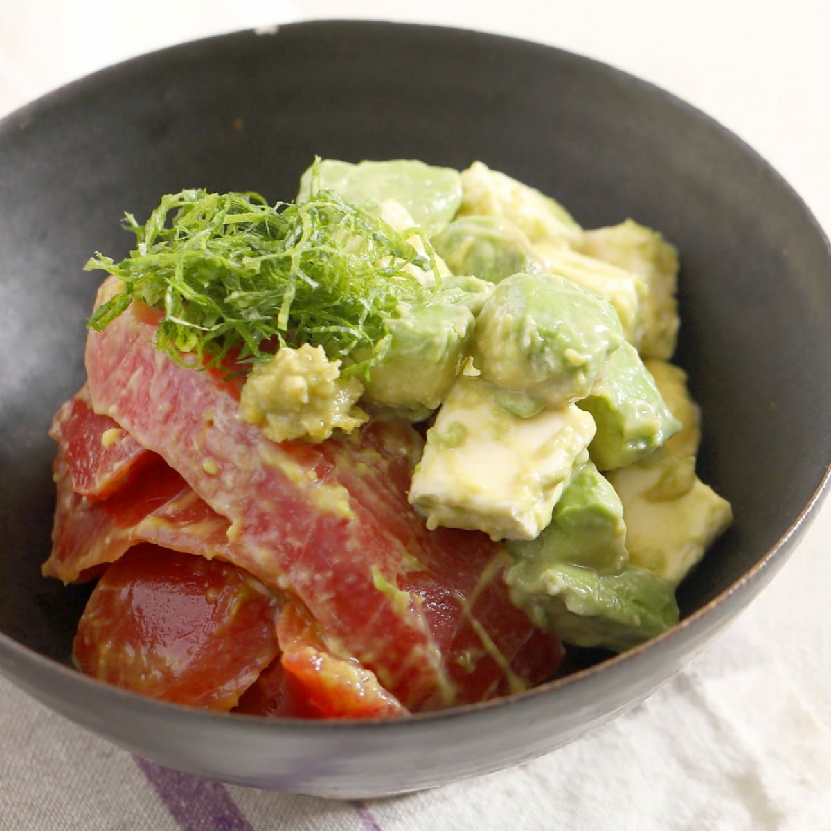 天然きはだまぐろとアボカド丼