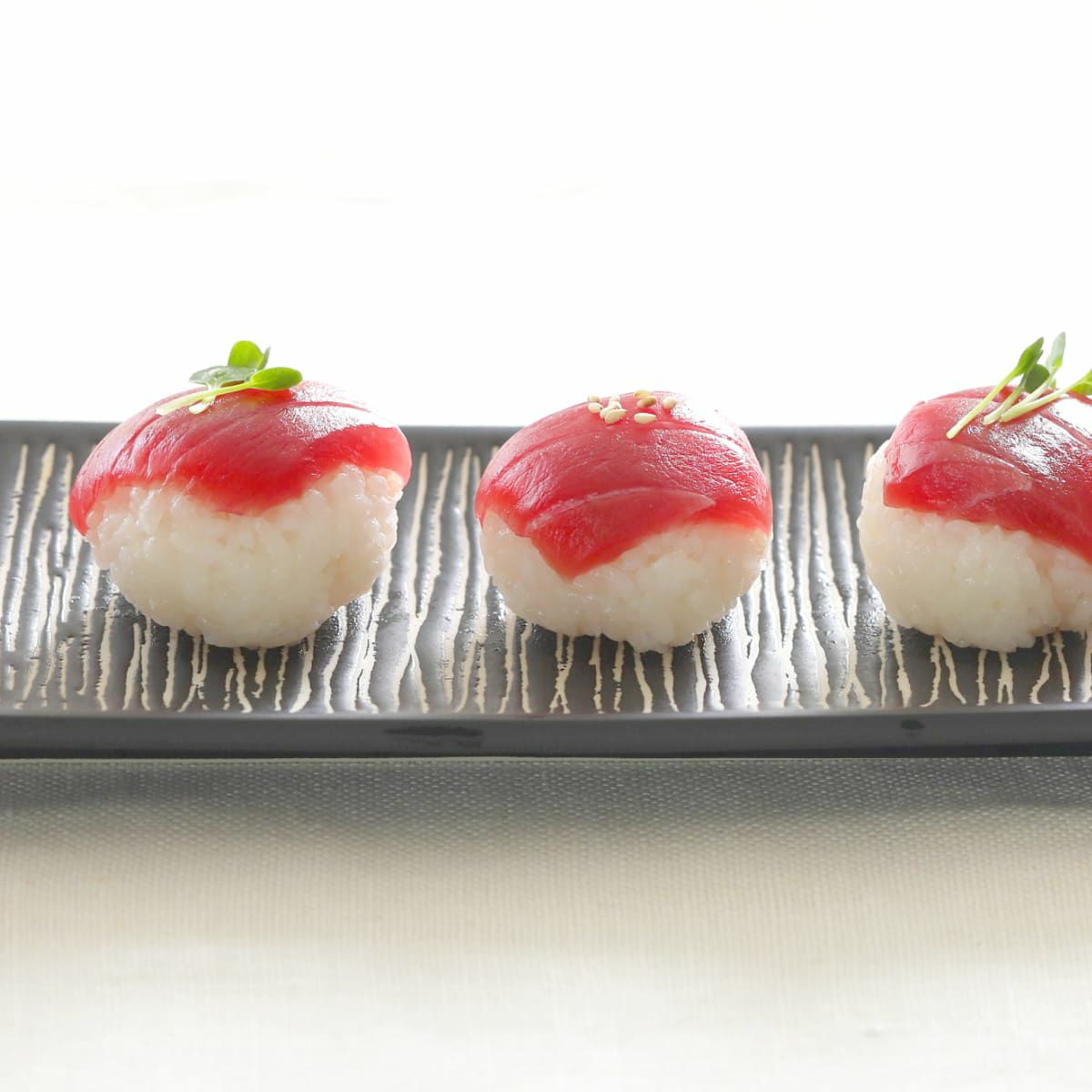 天然めばちまぐろ切り落としで作った手毬寿司